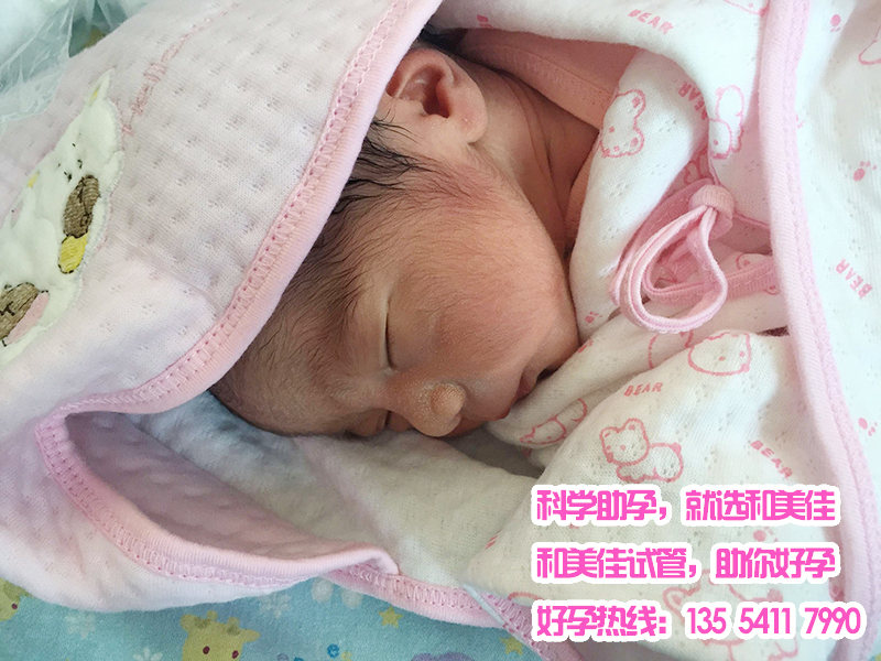 试管助孕生下一对龙凤胎